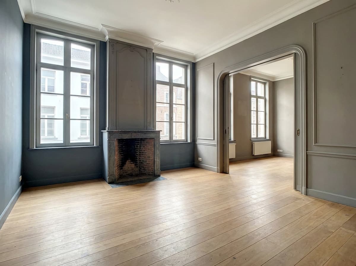 Lege, bezemschone woonkamer klaar voor bezichtiging