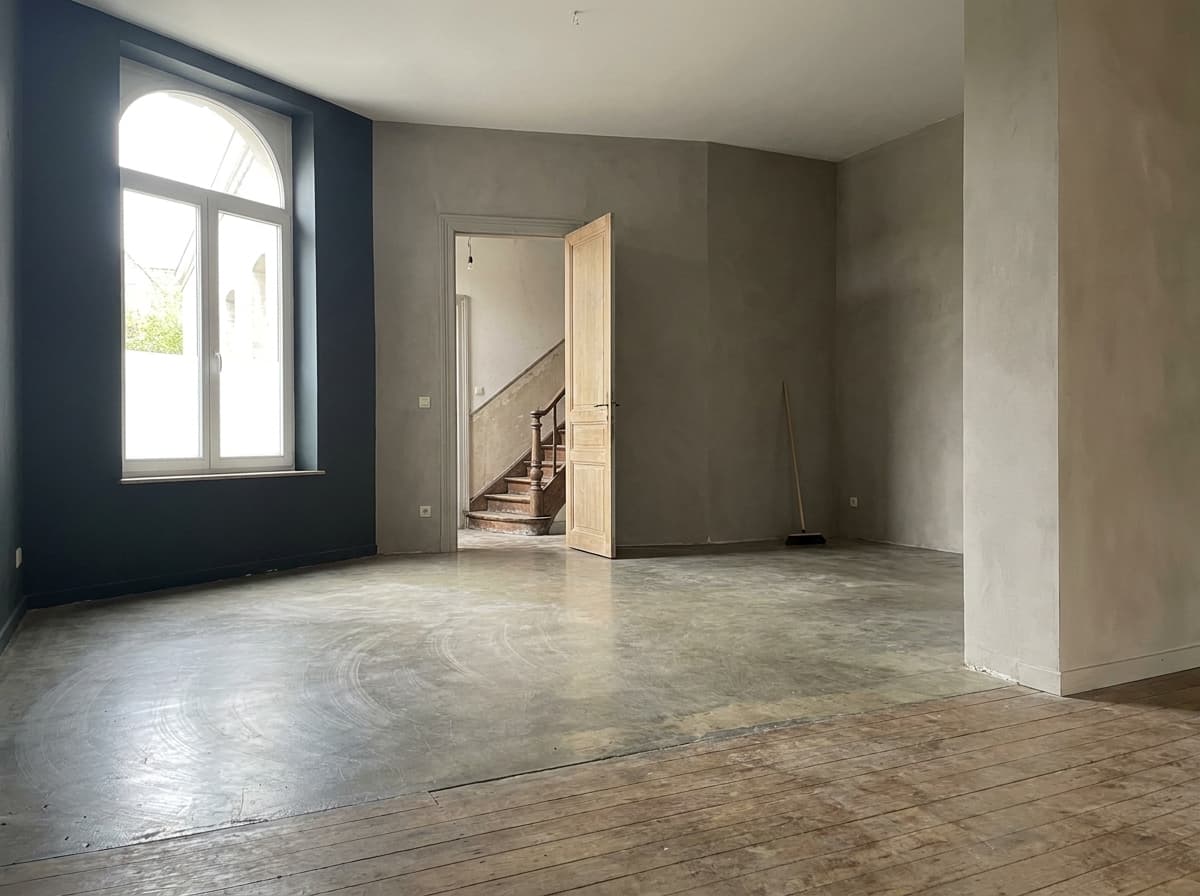 Leeggemaakte woonkamer, bezemschoon opgeleverd